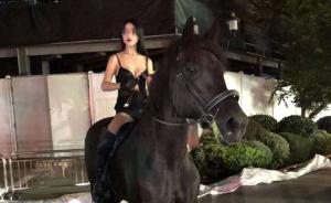 吊带衫女子深夜骑马穿行上海市中心，警方已介入调查