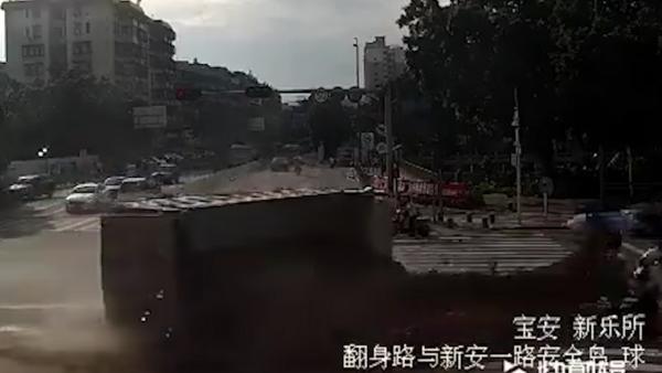 深圳一泥头车侧翻冲向人群，致1死3伤