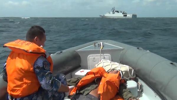 渔船翻扣11人落水，海军战舰接力援救
