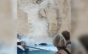 希腊沉船湾岩石塌方瞬间：游客四散奔逃