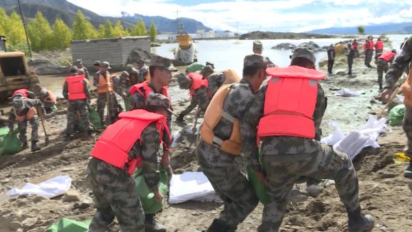 雅鲁藏布江水位超警戒线，武警紧急抢险