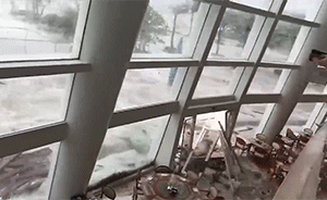深圳一酒店遭强风雨，大门冲垮海水倒灌