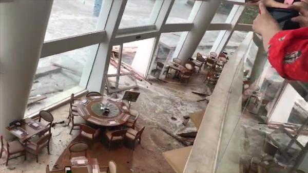 深圳一酒店遭强风雨，大门冲垮海水倒灌
