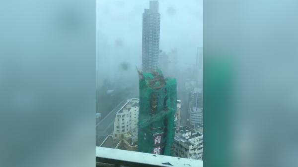 香港一在建楼盘塔吊倒塌，砸中旁边楼房