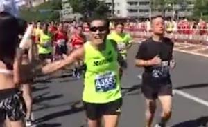 北京马拉松选手回应被指袭胸拉拉队员：只是想和她击掌互动