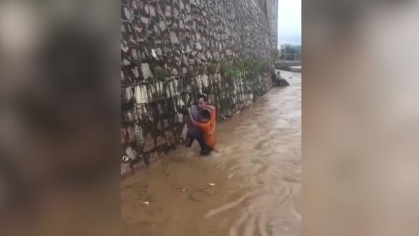 “山竹”袭广西，教师涉水救起两男孩