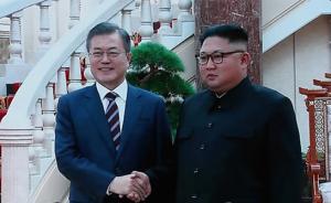 文在寅在朝鲜劳动党总部题词：“和平与繁荣，民族一条心”