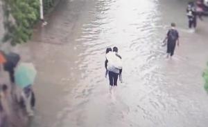暴雨淹没上学路，老师趟水一个个背学生