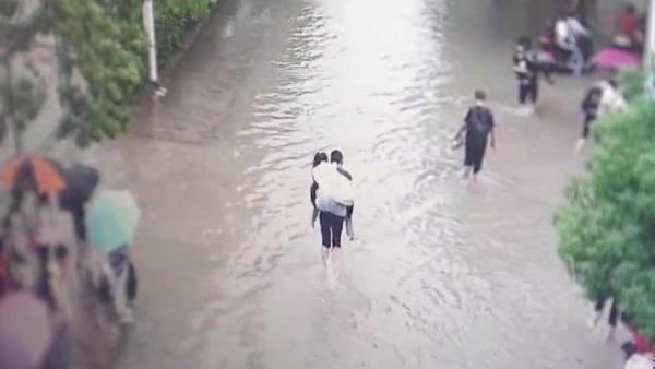 暴雨淹没上学路，老师趟水一个个背学生