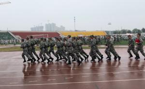 軍訓結束教官退場,四千名新生冒雨相送