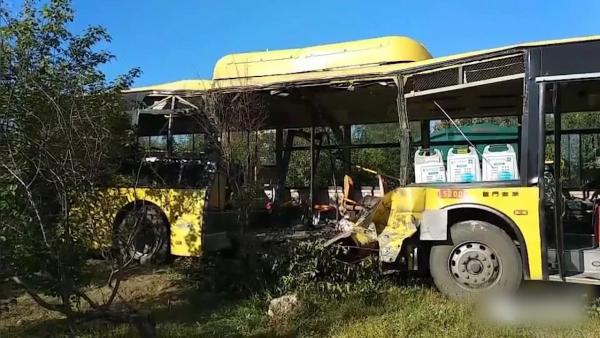 公交车撞翻斗车，乘客和斗车司机身亡