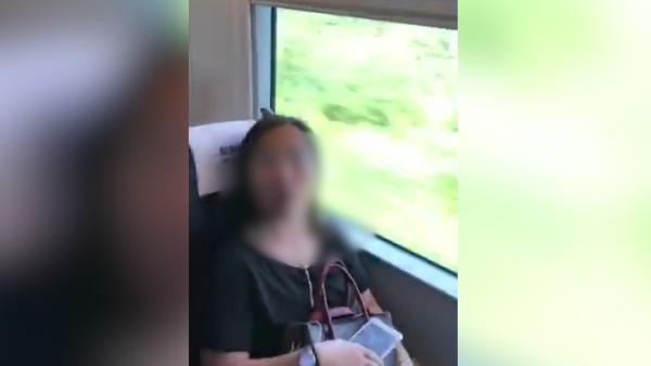 女子强占高铁靠窗位，坐到目的地才下车