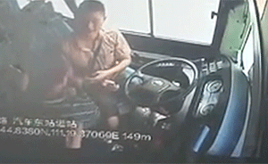 没到站要求停车遭拒，乘客辱骂殴打司机