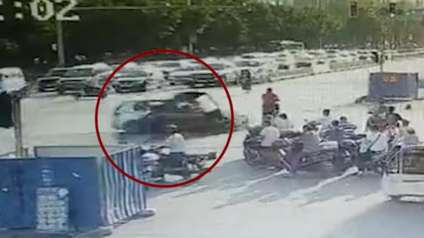 桂林一轿车闯红灯后冲向人群，致8人伤