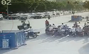 桂林一轿车闯红灯后冲向人群，致8人伤