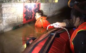 消防员潜入洪水救人：身边有死猪