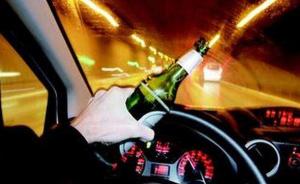 大连一男子酒后驾车向交警问路被查，扣驾驶证并罚款
