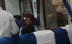 K8482列车上一名外籍女子霸座，被拍摄后向人泼洒矿泉水