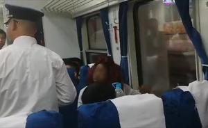 外籍女子列车上霸座并向拍摄者泼水，铁路部门：当事人已道歉