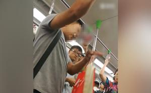 男子让座后脚踹不让座的年轻小伙，南京地铁警方：介入调查