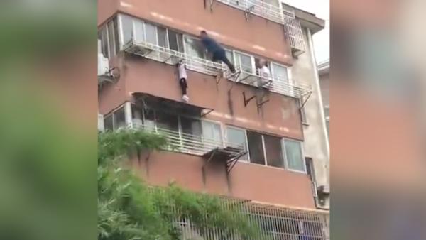 男童吊挂5楼晾衣架，休假消防员路过救
