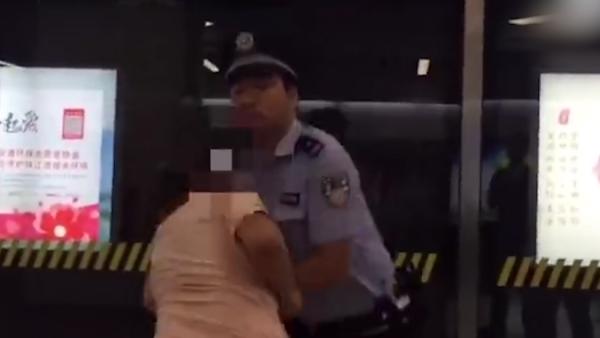 男子踹地铁屏蔽门拳打民警，被一招放倒