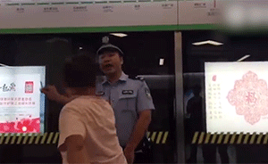 男子踹地铁屏蔽门拳打民警，被一招放倒