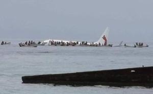 巴布亚新几内亚一架客机降落时冲出跑道入海，未造成人员伤亡