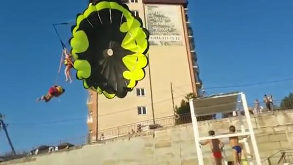 俄罗斯游客滑翔伞出意外，先触电再坠地