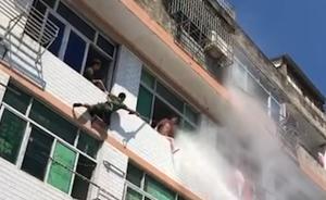 女子欲从4楼窗台跳下，危急时刻消防员用水枪将她冲回屋内