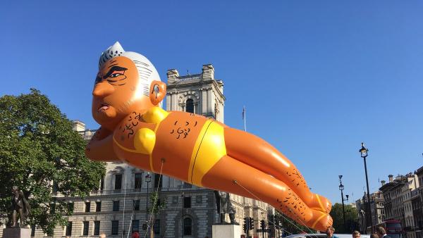 伦敦市民放飞市长气球，穿着黄色比基尼