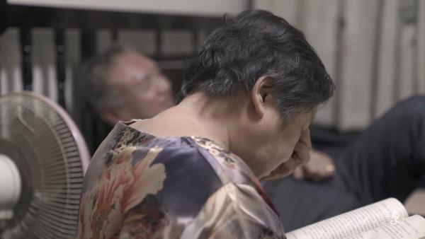丈夫因事故失去双眼，为爱守候她当了48年“朗读者”