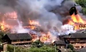 广西龙脊梯田景区木制民居起火，消防员已进入现场扑救