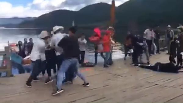 游客泸沽湖乱丢垃圾，村民劝阻引发互殴