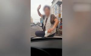 女子当街拦车要钱，“执法车”也不放过