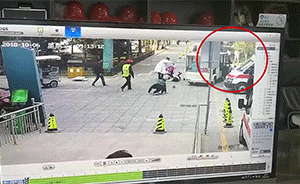 車輛沖向嬰兒車,五旬民警用身體頂住