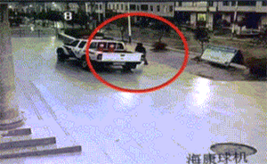 湖北一女司機出交通事故不滿車被暫扣，棄車喝酒后撒潑砸警車