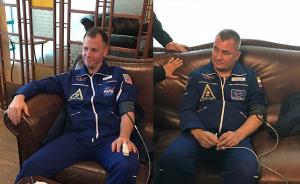 俄联盟飞船逃生宇航员获救后画面曝光：神态自若，与人交谈