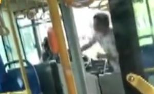 南宁电动车占用公交专用道被撞，车主竟拿拖鞋扇打公交车司机
