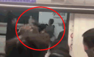 老人地铁打女子引众怒，两名男乘客出手