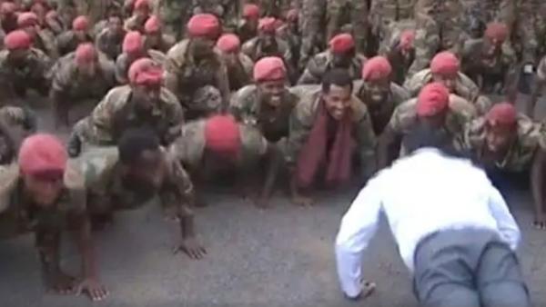 士兵们抗议低薪，总理带头一起做俯卧撑