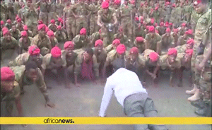 士兵们抗议低薪，总理带头一起做俯卧撑