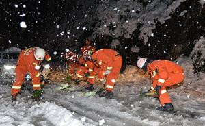 四川康定318国道积雪路段恢复单边通行，滞留车辆正在疏散