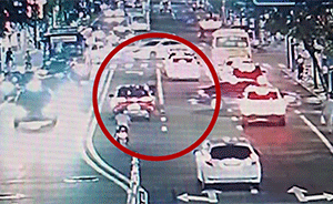 老人橫穿馬路被越野車撞飛,妻子嚇哭