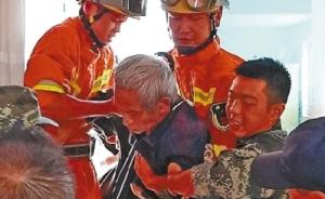广西83岁老人徒手从25楼外墙爬下被困8楼，警民合力救下