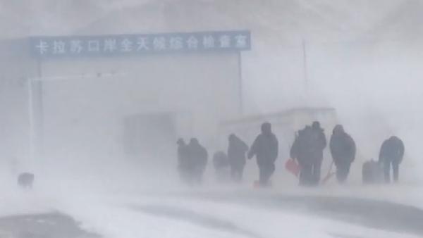 新疆卡拉苏口岸遇暴风雪，积雪深达半米