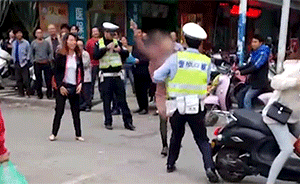 女子当街持刀砍交警，被正面抱摔制服