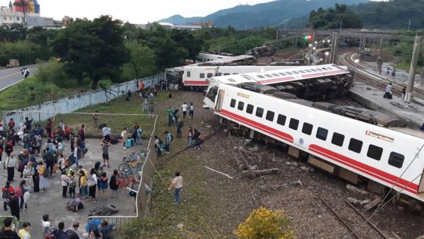 台湾普悠玛列车出轨：17死101伤