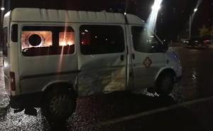 安徽蚌埠一非法营运救护车闯红灯被撞，病人当场飞出