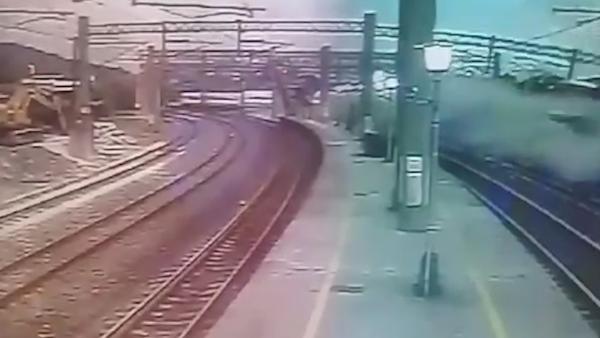 台铁18死事故出轨翻覆画面曝光